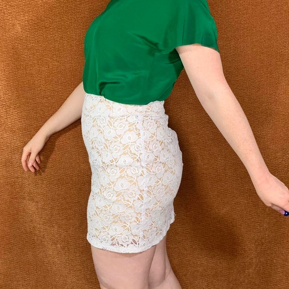 Modern Pearl Southern Couture White Lace Overlay Miniskirt, Size L. - Picture 3 of 4